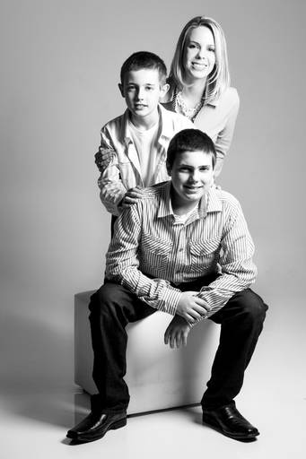 Família feliz Bergmann fotografada em estúdio pelo melhor fotógrafo de Curitiba e Campo Largo, Michel Druziki.