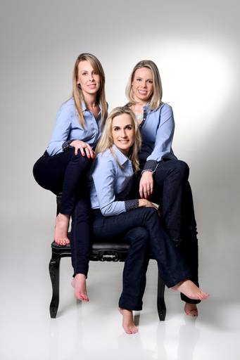 Família feliz Bergmann fotografada em estúdio pelo melhor fotógrafo de Curitiba e Campo Largo, Michel Druziki.