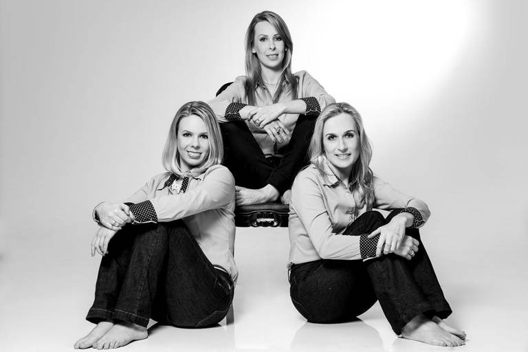 Família feliz Bergmann fotografada em estúdio pelo melhor fotógrafo de Curitiba e Campo Largo, Michel Druziki.