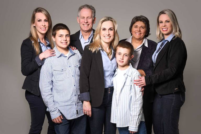 Família feliz Bergmann fotografada em estúdio pelo melhor fotógrafo de Curitiba e Campo Largo, Michel Druziki.