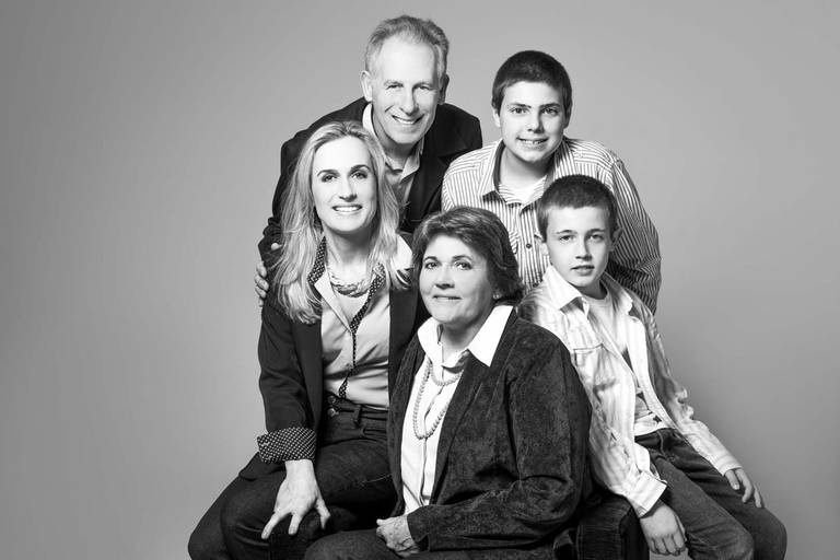 Família feliz Bergmann fotografada em estúdio pelo melhor fotógrafo de Curitiba e Campo Largo, Michel Druziki.