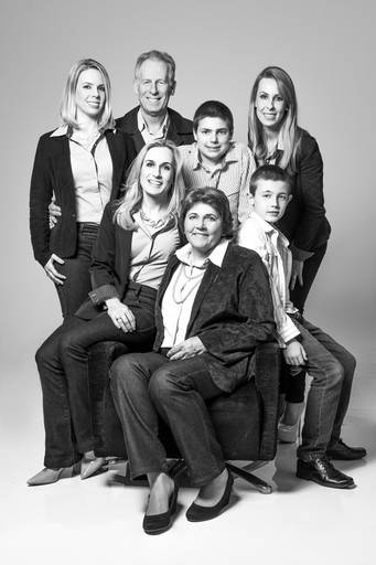 Família feliz Bergmann fotografada em estúdio pelo melhor fotógrafo de Curitiba e Campo Largo, Michel Druziki.