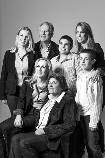 Família feliz Bergmann fotografada em estúdio pelo melhor fotógrafo de Curitiba e Campo Largo, Michel Druziki.