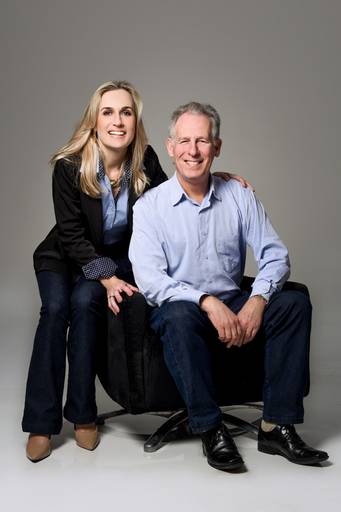 Família feliz Bergmann fotografada em estúdio pelo melhor fotógrafo de Curitiba e Campo Largo, Michel Druziki.