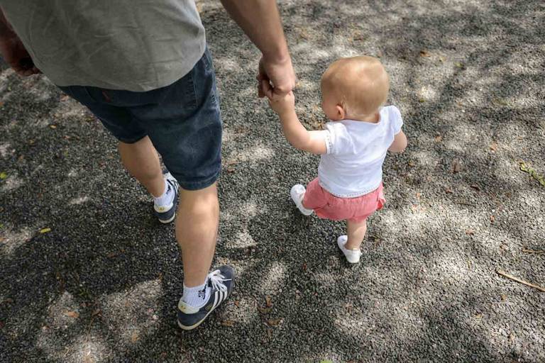 Família feliz, pai, mãe e filha fotografados pelo melhor fotógrafo de Curitiba e Campo Largo, Michel Druziki.  Filha de mãos dadas com o pai
