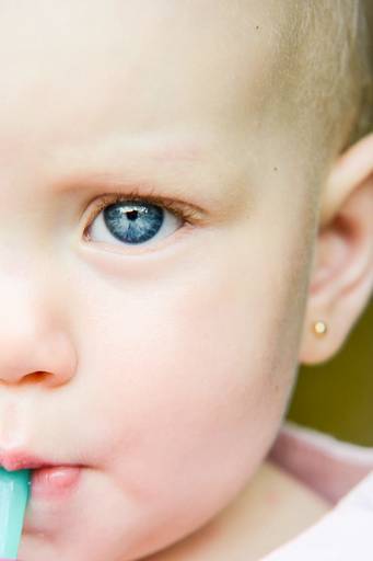 Família feliz, pai, mãe e filha fotografados pelo melhor fotógrafo de Curitiba e Campo Largo, Michel Druziki.Olhos azuis de bebê