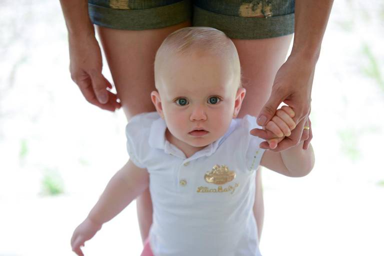 Família feliz, pai, mãe e filha fotografados pelo melhor fotógrafo de Curitiba e Campo Largo, Michel Druziki. 