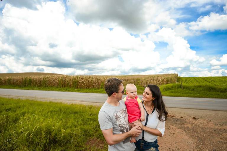 Família feliz, pai, mãe e filha fotografados pelo melhor fotógrafo de Curitiba e Campo Largo, Michel Druziki. 