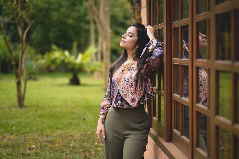 guia de poses mulher book curitiba mulher encostada na janela luz natural