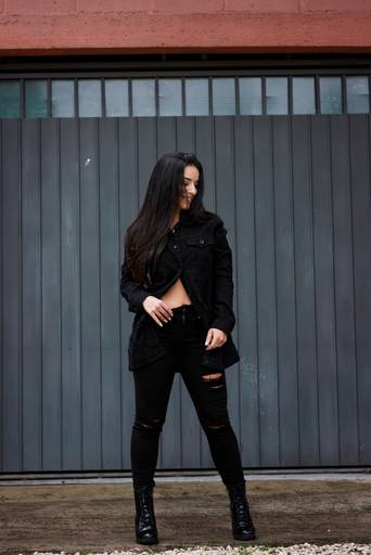 melhor fotografo de ensaio fotografo curitiba fotografia sensual calça preta porta de garagem ensaio estilo editorial