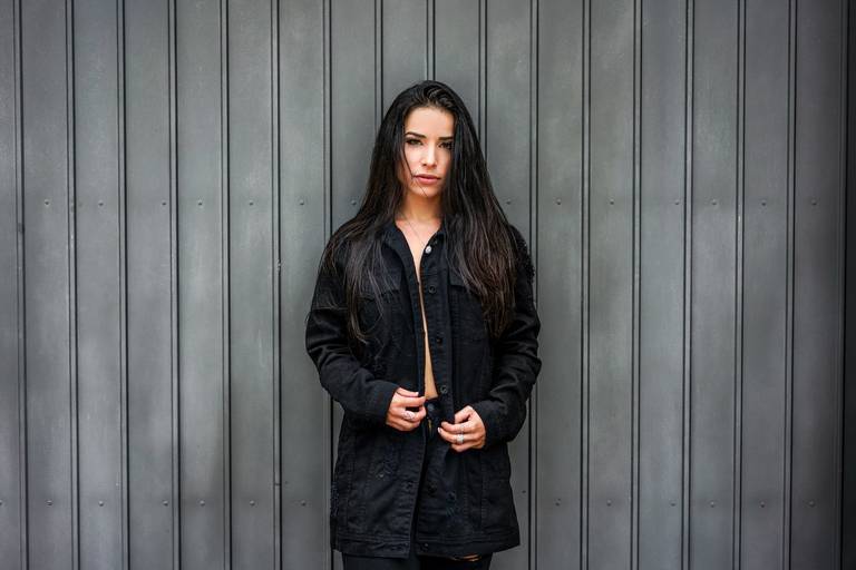 melhor fotografo de ensaio fotografo curitiba fotografia sensual calça preta porta de garagem ensaio estilo editorial