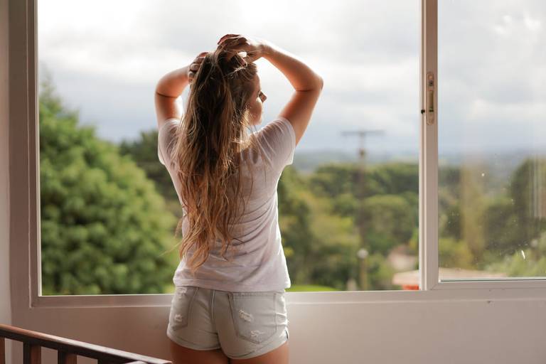 ensaio feminino modelo ensaio sensual curitiba sorriso mulher bonita book fotografico mulher olhando para a câmera luz de janela