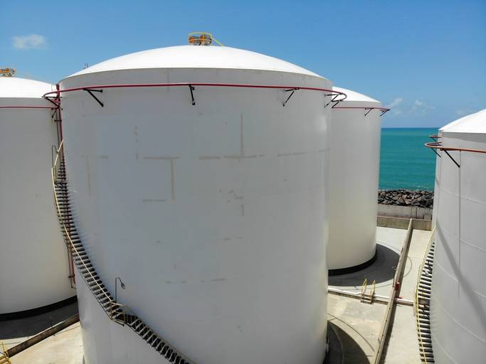 Inspeção aérea de tanque de estocagem com drone