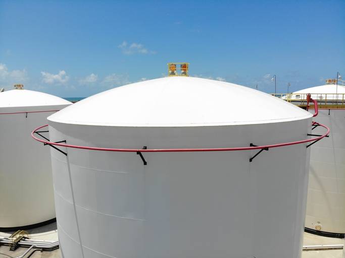 Inspeção aérea de tanque de estocagem com drone