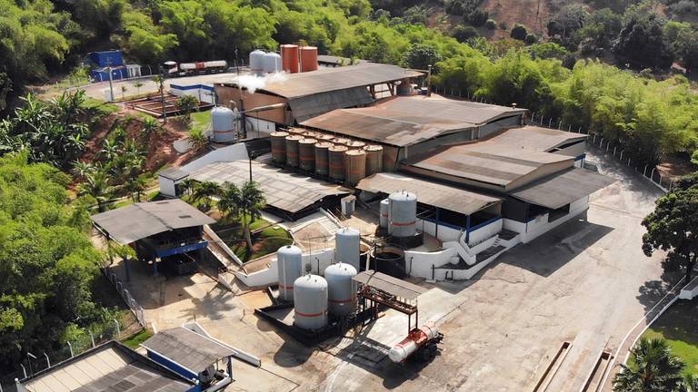 Inspeção aérea industrial com drone