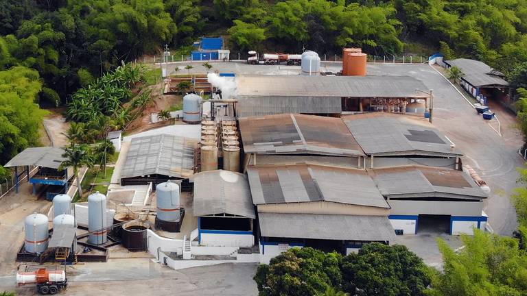 Inspeção aérea industrial com drone