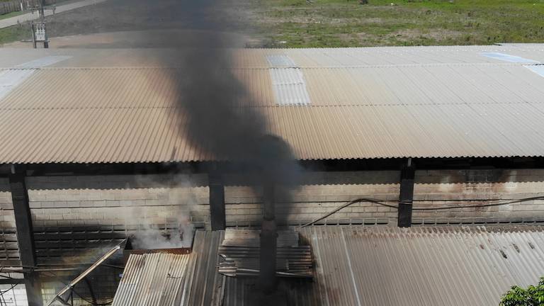Inspeção aérea de chaminé industrial com drone