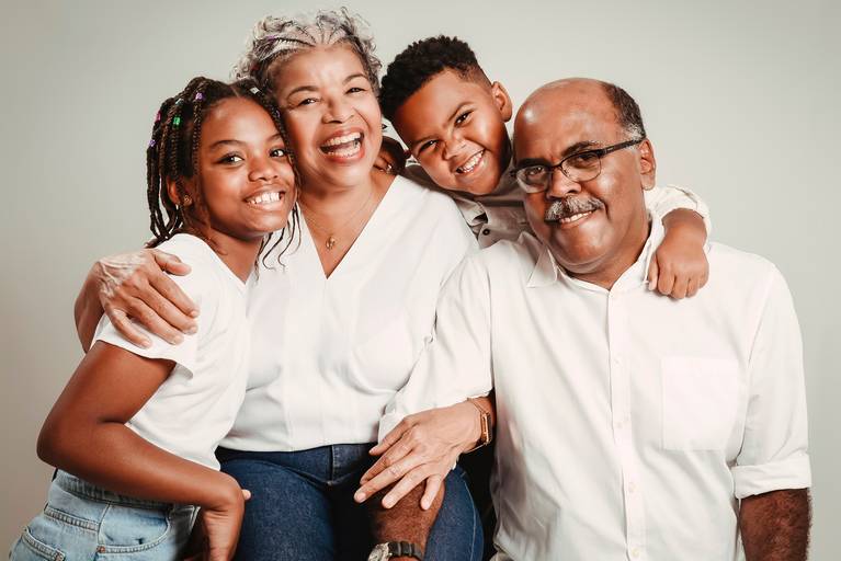 Ensaio de famílias em estúdio-ensaio de familia em estúdio-retratos de famílias em estúdio-ensaio em estúdio