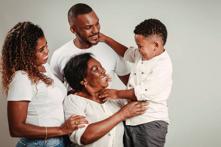 Ensaio de famílias em estúdio-ensaio de familia em estúdio-retratos de famílias em estúdio-ensaio em estúdio