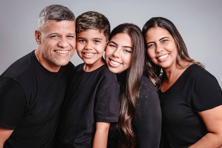 Ensaio de famílias em estúdio-ensaio de familia em estúdio-retratos de famílias em estúdio-ensaio em estúdio