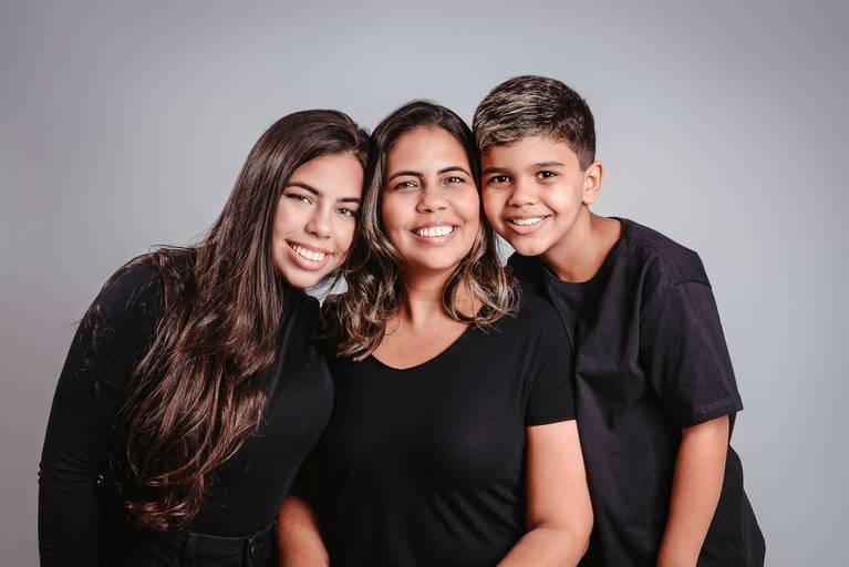 Ensaio de famílias em estúdio-ensaio de familia em estúdio-retratos de famílias em estúdio-ensaio em estúdio