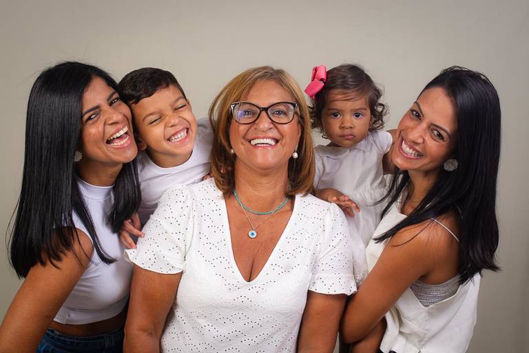 Ensaio de famílias em estúdio-ensaio de familia em estúdio-retratos de famílias em estúdio-ensaio em estúdio