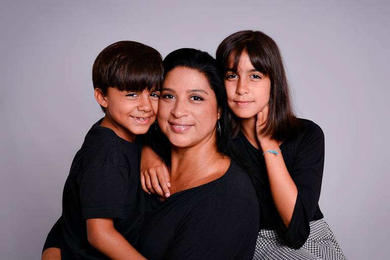Ensaio de famílias em estúdio-ensaio de familia em estúdio-retratos de famílias em estúdio-ensaio em estúdio