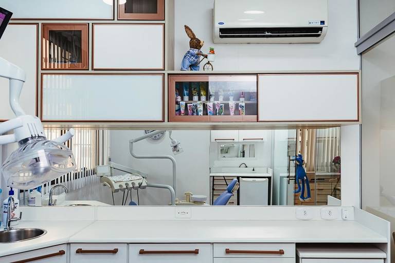 Foto de interior de consultório dentário moderno em Niterói, mostrando ambiente clínico iluminado e organizado