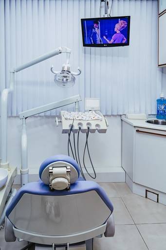 Equipamentos odontológicos de última geração em ambiente decorado para marketing na área da saúde