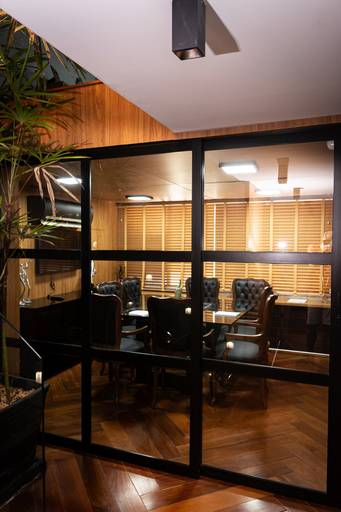 Fotografia de arquitetura corporativa de escritório de advocacia na Barra da Tijuca, RJ, destacando sala de reunião