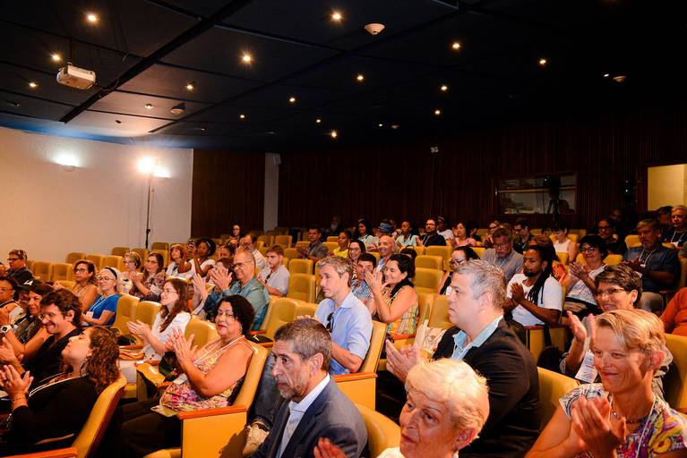 Visão geral da plateia e auditório em evento acadêmico e de mercado no Museu Histórico Nacional.