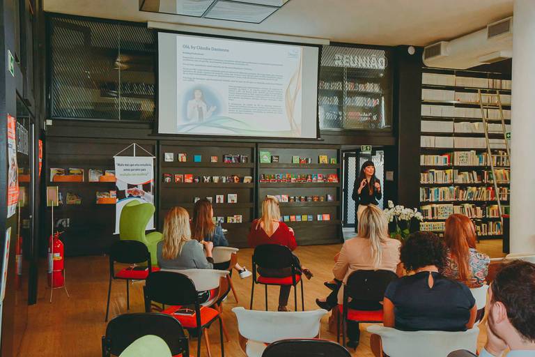 participantes em evnto corporativo em biblioteca na casa FIRJAN assistindo apresentação de negócios