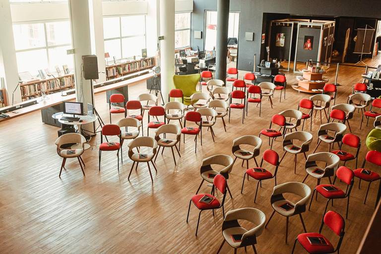 evento corporativo na casa FIRJAN no Rio de Janeiro. Sala grande para apresentações com diversas cadeiras na cor vermelha.