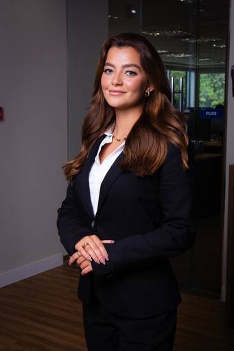 retrato para LinkedIn de advogada em seu escritório em Botafogo