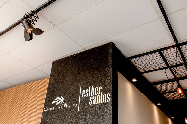 Estúdio compartilhado entre os fotógrafos Christian Oliveira e Esther Santos.