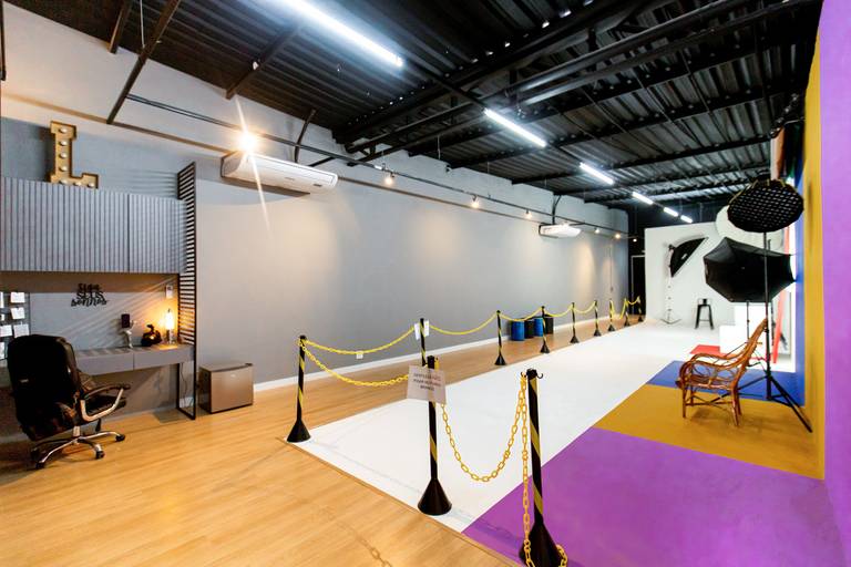 Área do estúdio, com 150m2, climatizada, sonorizada, ambientes e cenários para desenvolver trabalhos de fotografia e vídeo.