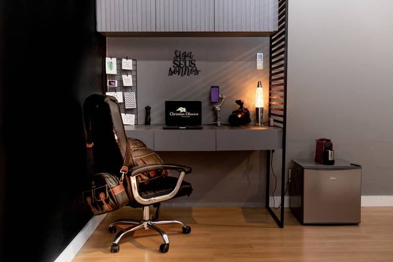 Bancada de revisão das prévias de fotos, edição e seleção de imagens. Café expresso, frigobar.