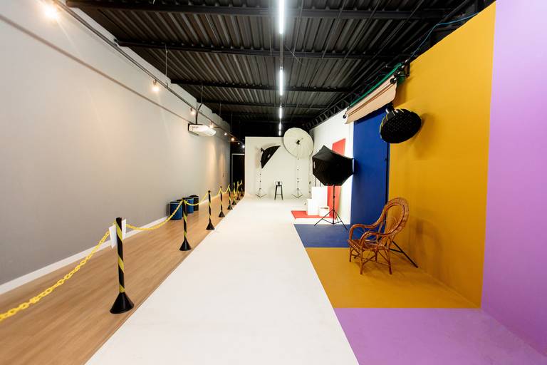 Área do estúdio, com 150m2, climatizada, sonorizada, ambientes e cenários para desenvolver trabalhos de fotografia e vídeo.