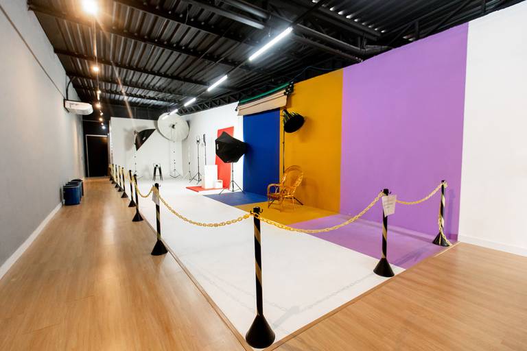 Área do estúdio, com 150m2, climatizada, sonorizada, ambientes e cenários para desenvolver trabalhos de fotografia e vídeo.