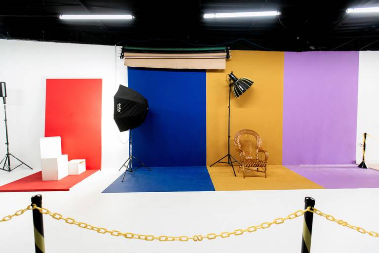 Área do estúdio, com 150m2, climatizada, sonorizada, ambientes e cenários para desenvolver trabalhos de fotografia e vídeo.