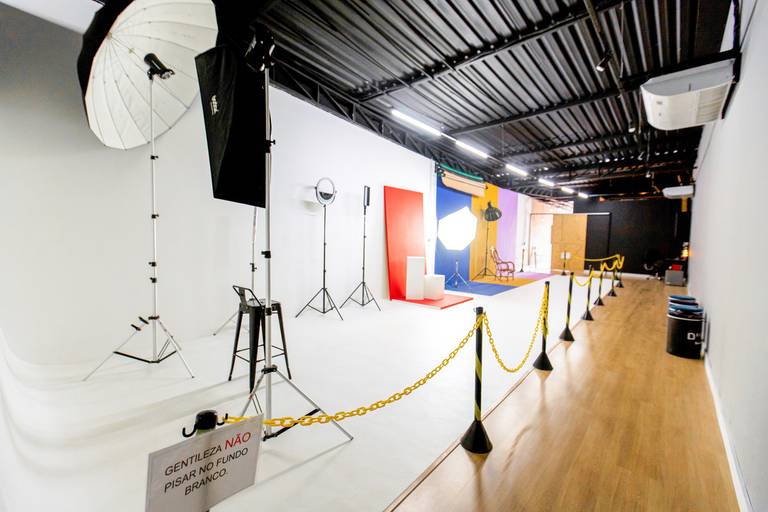 Área do estúdio, com 150m2, climatizada, sonorizada, ambientes e cenários para desenvolver trabalhos de fotografia e vídeo.