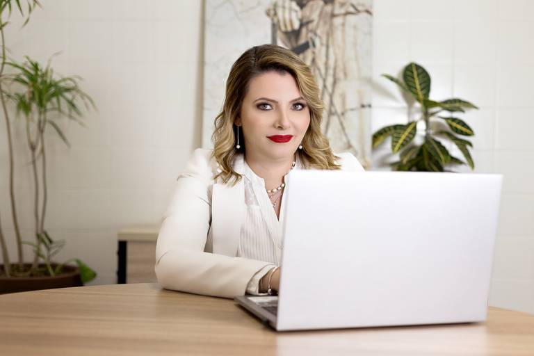 Ensaio fotográfico retratocorporativo estudio  sessao perfilprofissional posicionamentodeimagem videomarketing fotografia São Carlos SP Juliana Torres producaoaudiovisual fotografa videomaker marketingdigital producaodeconteudo fotodeperfil branding