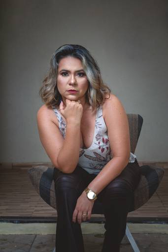 É possível sim fazer um ensaio maduro sem ser tedioso. Sinta todo o poder dessa mulher!