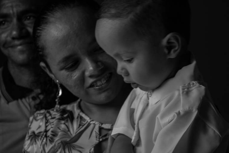 Ternura fraternal, momentos antes do Batismo do Lorenzo.