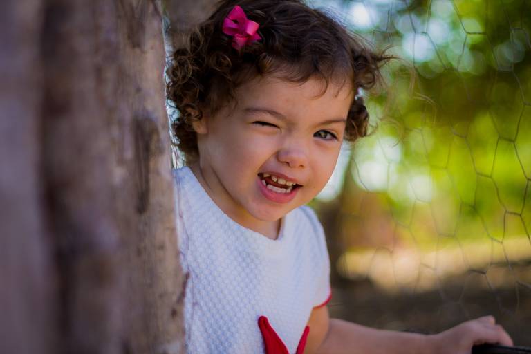 Até brincamos! Ela brincando com o mundo a sua volta e eu brincando com ela através do meu olho de vidro.