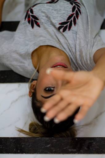 Detalhes seus por um ângulo diferente ficam interessantes. Você pode se apaixonar por si mesma e mais de uma vez.