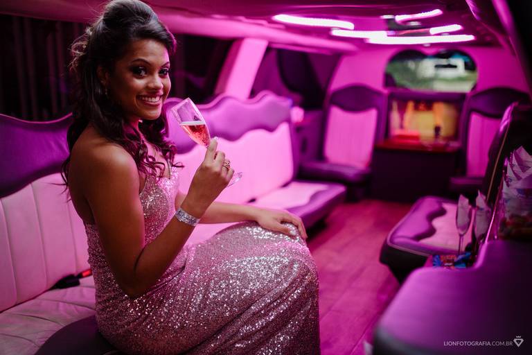 Carol indo para sua festa de 15 anos em sua super Limousine!