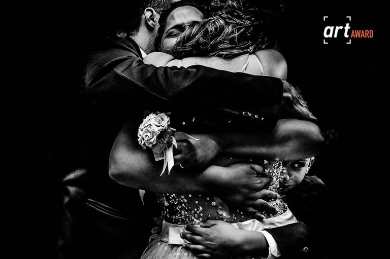 Abraço emocionado em Família durante festa de 15 anos em São Roque FOTO PREMIADA