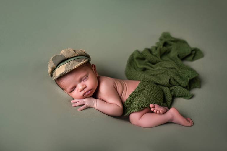 Newborn em verde! 
fotos de recém nascido com boina