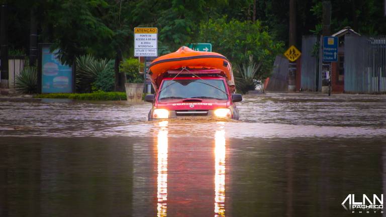 CBMERJ VTR AR. 12 de Janeiro de 2011! A mair tragédia da região serrana do Rio.15°GBM/Petrópolis